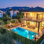 Vila Luxury In The Center Of - Ezel Hanim